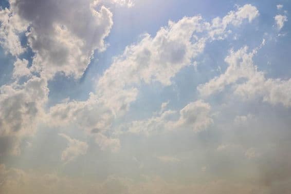 Malereische Wolkenlandschaft mit schönen Wolken und bewölkter Landschaft in Dubai.