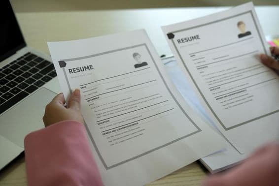 Eine junge asiatische weibliche Personalverantwortliche liest einen Lebenslauf.