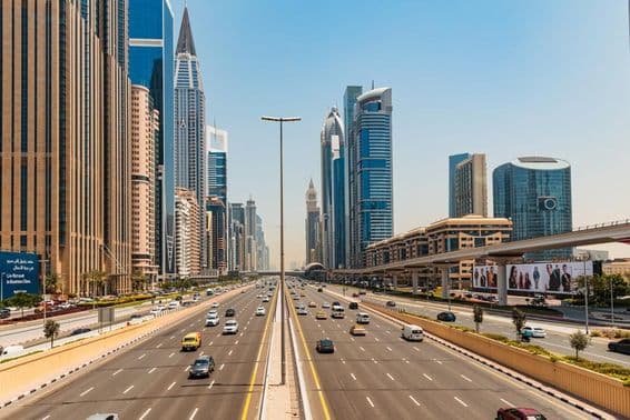 Blick auf Dubai entlang der Sheikh Zayed Road mit Wolkenkratzern.