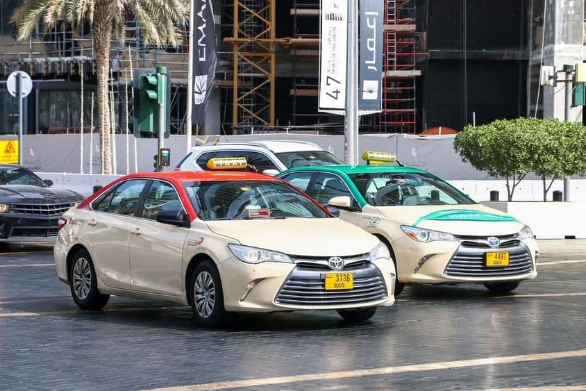 Toyota Camry Taxis auf den Straßen von Dubai Stadt.