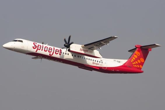 Ein SpiceJet Bombardier Q400 Dash 8 Flugzeug startet vom Flughafen Mumbai.