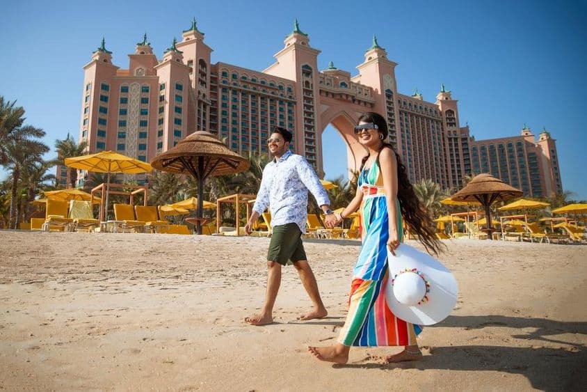 Glückliche Touristen in Dubai während der Feiertage.