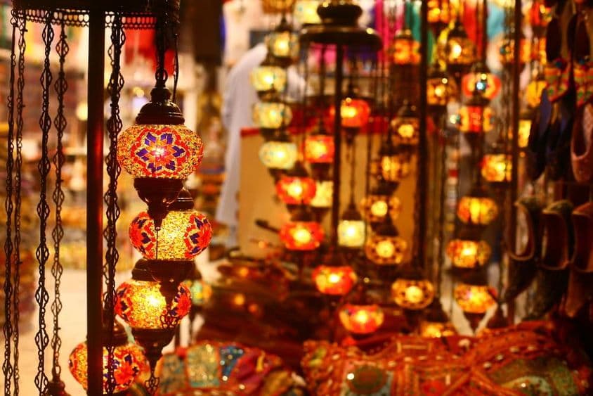 Traditionelle Arabische Hängelaterne in einer Straße in Dubai bei Nacht.