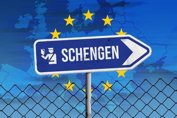 Schengen-Schild und Europakarte.