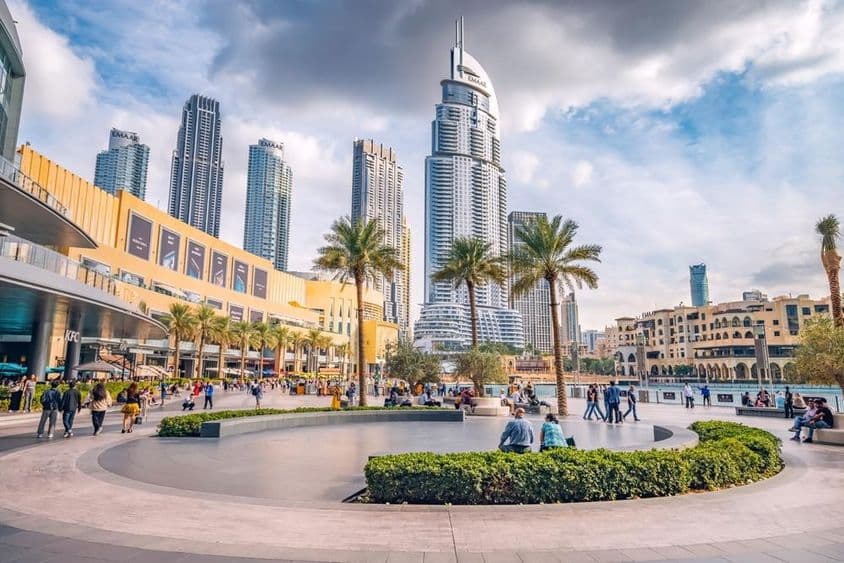 Menge von Touristen, die in der Nähe des Eingangs der Dubai Mall gehen.