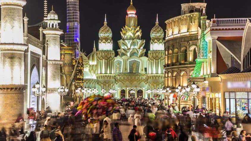 Bunte Eingang zum Global Village Zeitraffer mit Menschenmenge in Dubai.