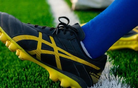 Dubai-Stadion und ein Fußballschuh.