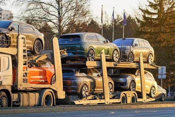 Neue chinesische SUVs werden von Li Auto transportiert.