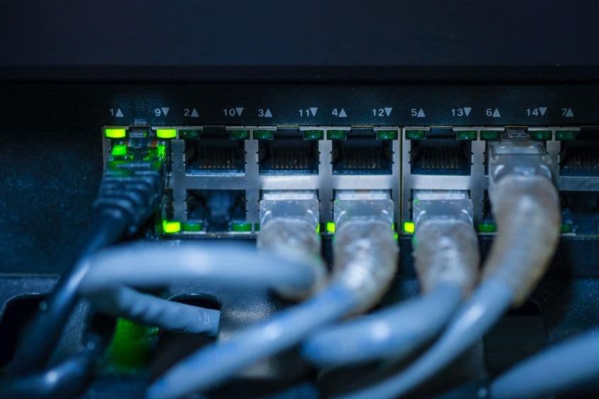 Gigabit-Schalter und Netzwerkkabel.