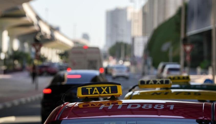 Dubai-Taxi-Licht auf den Straßen der Stadt.