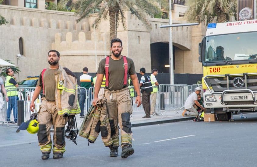 Feuerwehrleute gehen vom Gebäude des Address Burj Downtown Dubai weg.
