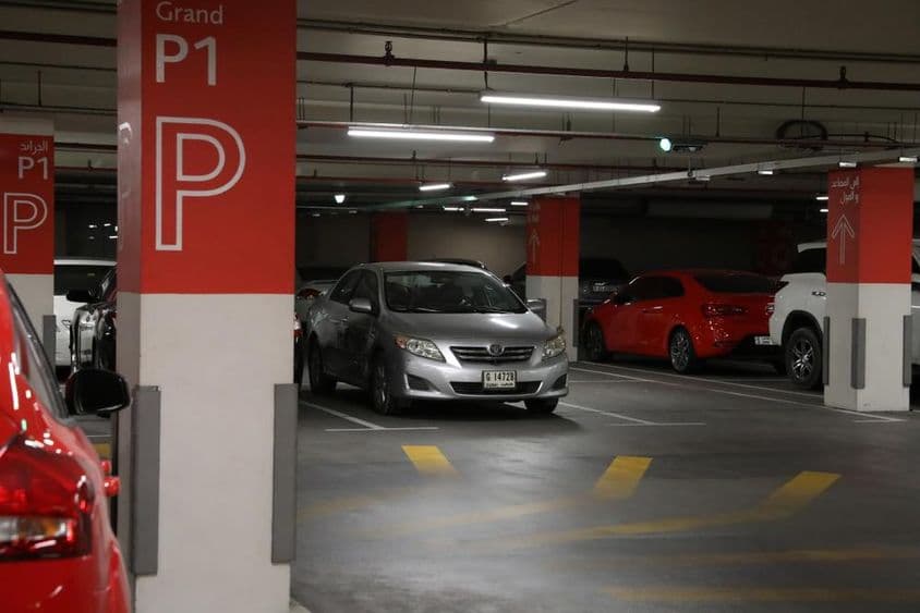 Moderner unterirdischer Parkplatz in Dubai mit verschiedenen Autos.