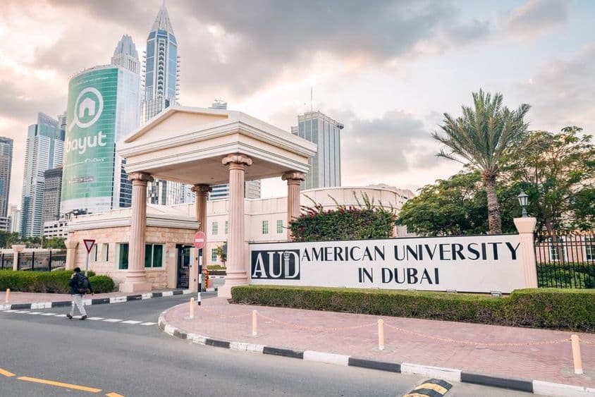 Haupteingang einer amerikanischen Universität in der Dubai Internet City.