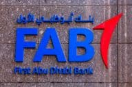 Das Logo der First Abu Dhabi Bank (FAB) an einer Bankfilialwand.