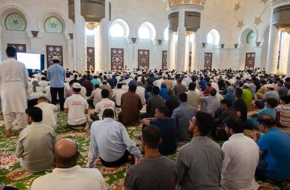 Menschen nehmen am Freitagsgebet in der Sheikh Zayed Moschee, Abu Dhabi, teil.