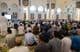 Menschen nehmen am Freitagsgebet in der Sheikh Zayed Moschee, Abu Dhabi, teil.