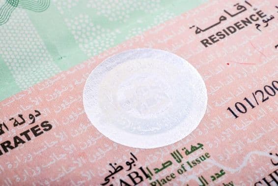 Aufenthaltsvisumstempel der Vereinigten Arabischen Emirate in einem Reisepass.