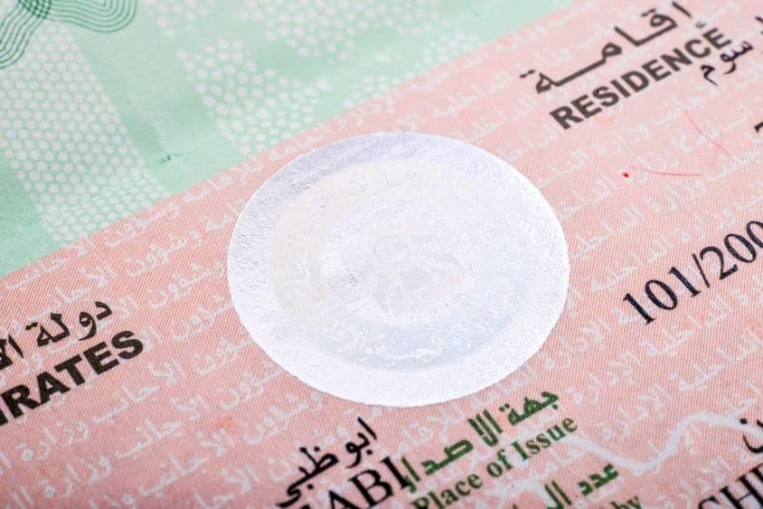 Aufenthaltsvisumstempel der Vereinigten Arabischen Emirate in einem Reisepass.