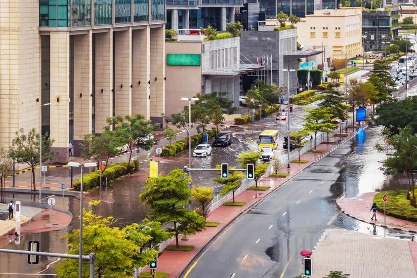 Dubai, heftiger Regen und überflutete Straße in den Vereinigten Arabischen Emiraten.