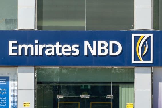 Emirates NBD Bank PJSC Bankenschild über einem Eingang.