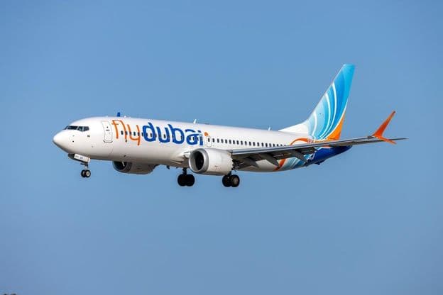 FlyDubai Boeing 737 MAX 8 (REG: A6-FQC) während der Landung.