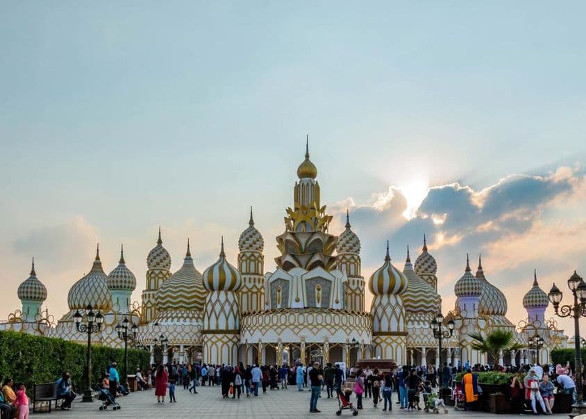 Nachbildung des Haupteingangs des Global Village in Dubai, Vereinigte Arabische Emirate.