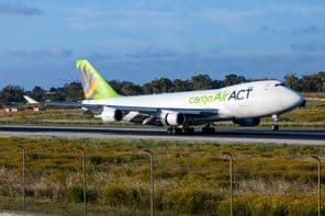 ACT Airlines Boeing 747-428ERF (REG: LZ-CJB) Flugzeug, das morgens ankommt.
