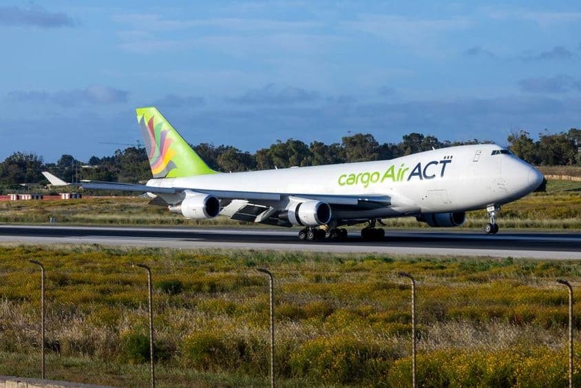 ACT Airlines Boeing 747-428ERF (REG: LZ-CJB) Flugzeug, das morgens ankommt.