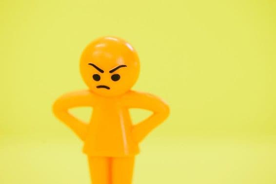 Wütende bunte Puppe.