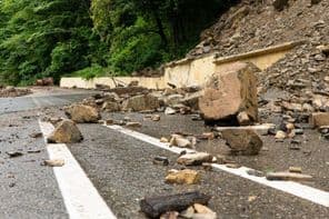 Steinschlag auf einer Straße.