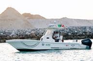 Polizisten in einem Motorboot entlang der Küste von Dubai.
