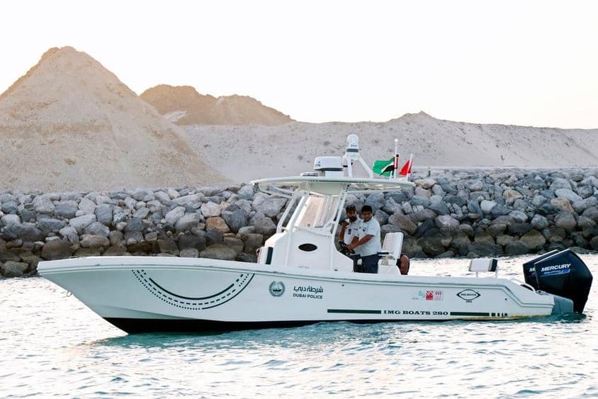 Polizisten in einem Motorboot entlang der Küste von Dubai.