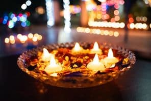 Öllampen in einer Schüssel zu Diwali.