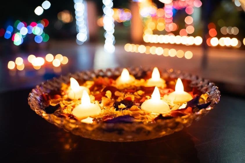 Öllampen in einer Schüssel zu Diwali.