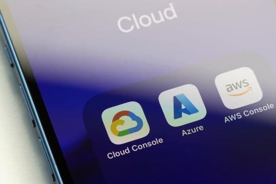 Nahaufnahme von Applikationssymbolen von drei führenden Cloud-Computing-Dienstleistern auf einem iPhone.