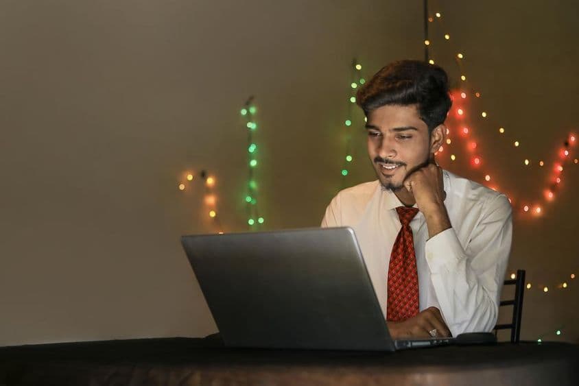 Junger indischer Mann arbeitet während der Diwali-Feier in Büros.