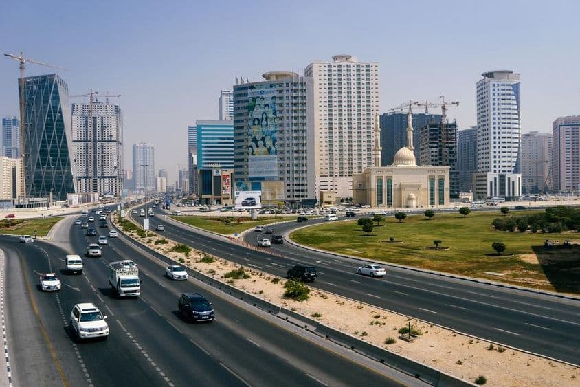 Ansicht der Stadt und Autobahn von Dubai mit vielen Autos.