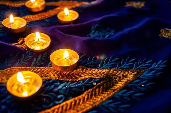 Diwali-Beleuchtung auf einem blauen Sari mit goldener Stickerei.