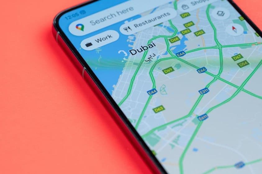 Dubai auf Google Maps auf einem Smartphone-Bildschirm.