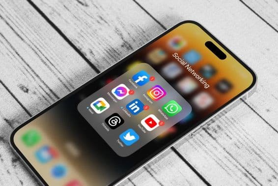Symbole von Social Media Apps-Logos auf einem Apple iPhone 14 Pro Max.