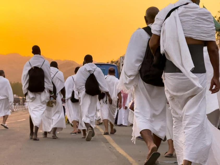 Viele Hajj-Pilger, die gehen.