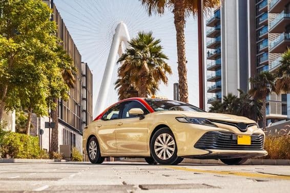 Ein Taxi fährt auf einer Straße in Dubai.