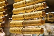 Goldarmbänder in einer Schmuckgeschäftsvitrine.