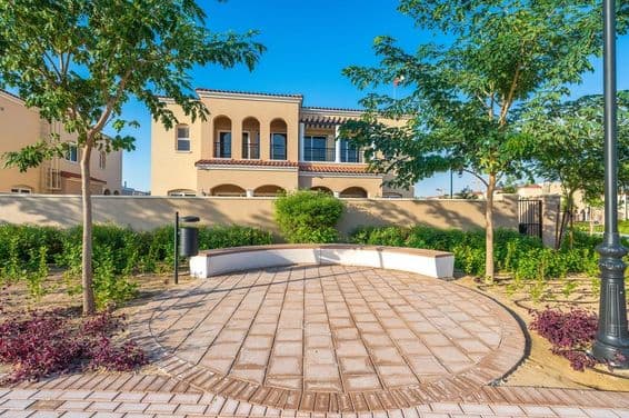 Spielplatz und Sportbereich in der Serena Villa Gemeinschaft in Dubai Land.