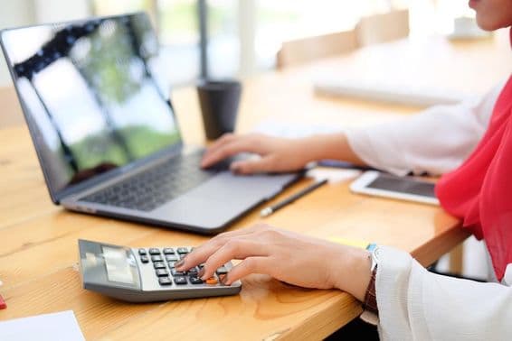 Frau arbeitet mit Finanzen und berechnet Steuern.