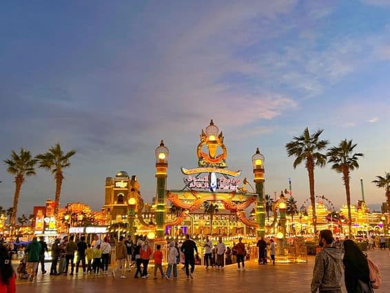 Die Straße des Global Village in Dubai.