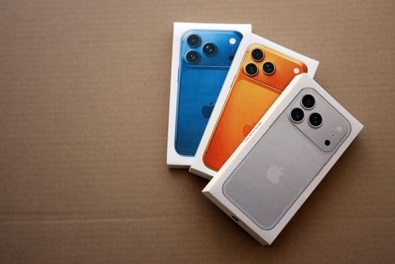 Apple iPhone 17 Pro Max Silberbox und andere iPhone Modellboxen.