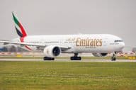 Emirates Boeing 777-31H (ER) REG: A6-ENE am Flughafen Prag Vaclav Havel.