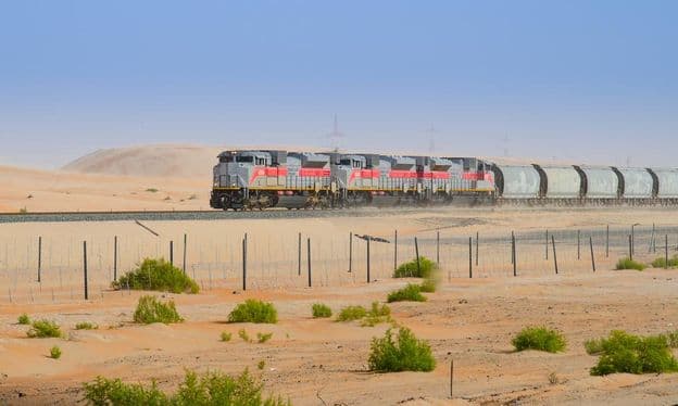 Zugfahrt durch die Liwa-Wüste in Abu Dhabi.