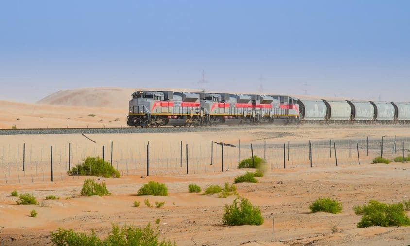 Zugfahrt durch die Liwa-Wüste in Abu Dhabi.
